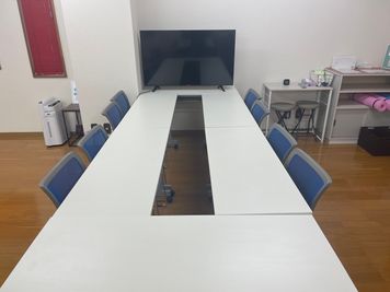 最大10名の会議も可能 - Wise space　長岡 レンタルスタジオ・鏡張り＆マット有◆Wise space 802の室内の写真