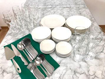 食器類は無料です
各10名様分
大皿5枚/中皿10/小皿10枚/シャンパングラス10個/マグカップ10個/スプーン大小10/フォーク大小10　　 - レンタルスペース【はなまるRoom】 🔆はなまる🔆おうちスペースの室内の写真