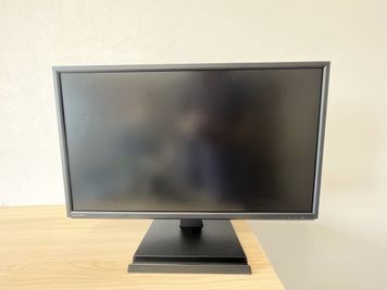 フルHD23型モニターに入れ替えました！HDMIケーブルで接続いただけます。Type-C変換アダプターもご用意しておりますが、心配な方はご持参ください。 - マルチスペース　Pave吉祥寺 会議室、多目的スペースの設備の写真