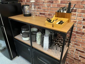 電気ケトル、食器類も各種取り揃えております。 - ブリックス神田 【ブリックス神田】グリーン溢れるブルックリンスタイルのスペースの設備の写真