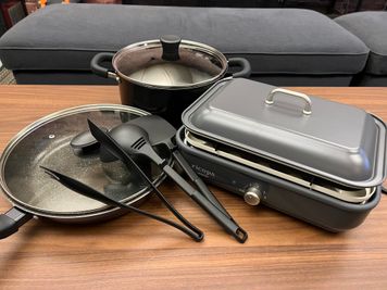 【調理器具】たこ焼きもできるホットプレート,鍋,フライパン,包丁,まな板,おたま類で様々な料理を。 - ブリックス神田 【ブリックス神田】グリーン溢れるブルックリンスタイルのスペースの設備の写真
