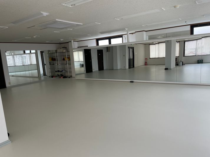 鏡2面
10m×10m -  dance  studio m☆kids  dance   studio m☆kidsの室内の写真