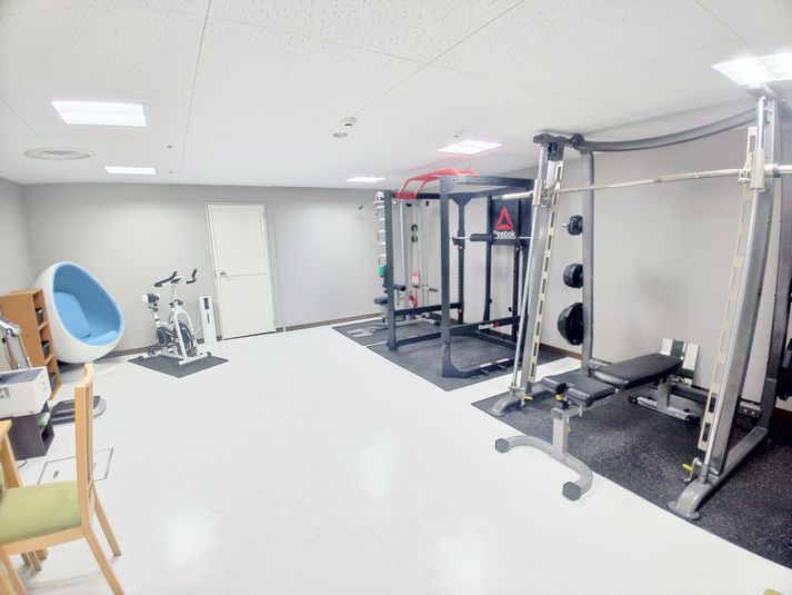 豊富なトレーニング器具！！ - BODYMAKESTUDIO ECLALE（大阪店） ガッツリ追い込める！トレーニングスペースの室内の写真