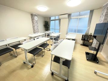 会議仕様① - COCODE大井町 駅近で便利なレンタルスペース！会議・セミナー・マッサージの室内の写真