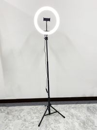 LEDリングライト（伸縮可能）
・ライブ配信
・メイク、化粧時のライト
としてご利用いただけます。 - 完全貸切スペース -piece（ピース）- 「 白を基調としたサロン風のくつろぎスペース☕️」の設備の写真