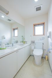 千石自習室のトイレには大きな鏡があり、広々としています。 - 千石自習室 指定席：01番の設備の写真