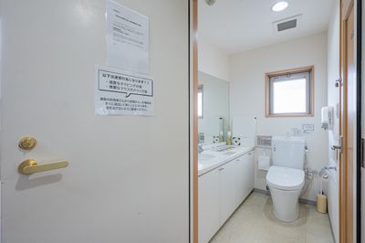 トイレは自習室から出た階段の踊り場にあります。 - 千石自習室 指定席：01番の設備の写真