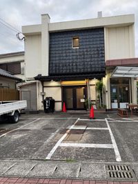 こちらが建物の入り口になります - 民宿の一角で"会議・勉強会・ヨガ・ママ友会"利用 和室１８畳レンタルスペースの室内の写真