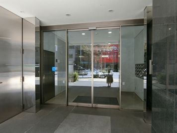 東京会議室 アクセア会議室 神田店 第1会議室の入口の写真