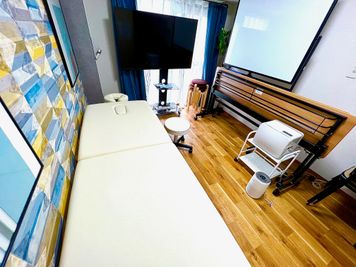 施術ベッドご利用いただけます。
テーブルは折りたたんで端に寄せていただきます
たくすぺ会議室　サロン　三鷹 - たくすぺ会議室★サロン★多目的★三鷹駅徒歩2分！駅ちか安いきれい 駅ちか・やすい・きれい・高速Wi-Fi♪会議・サロン★おしゃれの室内の写真