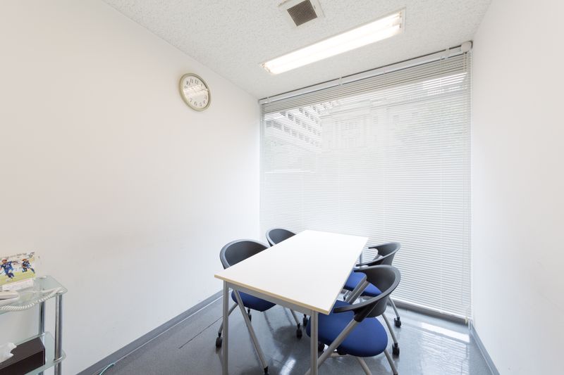 定員4名の会議室。リモート会議等や商談などにおすすめ - アスパ日本橋オフィス A会議室（定員4名）の室内の写真