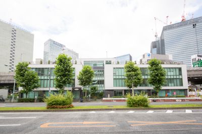 ガラス張りで白い横長の建物です - アスパ日本橋オフィス A会議室（定員4名）の外観の写真