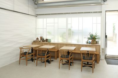 カフェテーブルとベンチ - アルファビデオレンタルスタジオ 撮影スタジオの室内の写真