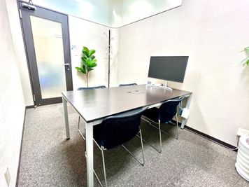 オフィスサービスUSP 貸会議室(４名用）の室内の写真