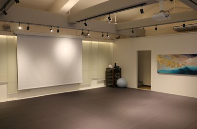 床は畳、洋と和の両方の空間
大きなプロジェクターを使って研修など
学びの場として最適！
様々な用途でお使いできる空間となっております。
※楽器の演奏練習も可 - ZEROGYM沖縄那覇店 レンタルスペースの室内の写真