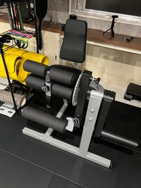 レッグエクステンション＆レッグカールマシン - ピラティス＆筋トレができるレンタルジム┃西新宿五丁目駅徒歩1分 ピラティス＆筋トレ設備完備のジム┃西新宿五丁目駅徒歩1分の設備の写真