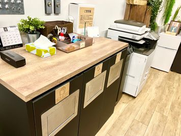 文房具等の無料備品貸出 - ベンチャーデスク銀座５ コワーキングスペース.VD5の室内の写真