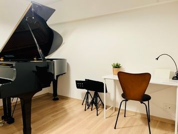 折り畳み式譜面台は3本、作業用のテーブルもご用意しています - Villa Musica レンタルスペース Studio【防音スタジオ】《2～5人プラン》の設備の写真