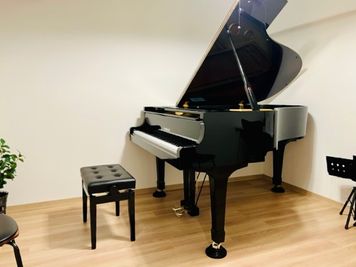 オプションでヤマハ・グランドピアノG3がご利用可能です - Villa Musica レンタルスペース Studio【防音スタジオ】《2～5人プラン》の室内の写真
