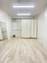 カーテンで仕切って着替えることもできます。 - スタジオレジーナ 高円寺駅チカレンタルスタジオの室内の写真