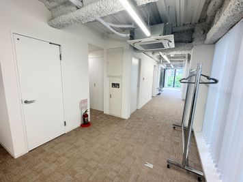 【トイレは会議室エリアの手前、流し台の横にございます】 - TIME SHARING 茅場町 FF日本橋茅場町ビル 4Fの設備の写真