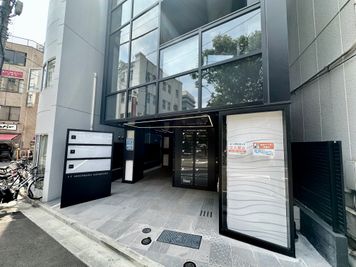 【「FF NIHONBASHI KAYABACHO」という表示がビル入口の目印です】 - TIME SHARING 茅場町 FF日本橋茅場町ビル 4Fの入口の写真