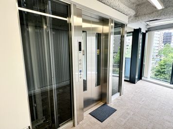 【エレベーター周辺も含めて、4階の全てをワンフロア貸切でお使いいただけるので、周りを気にせずご利用いただけます】 - TIME SHARING 茅場町 FF日本橋茅場町ビル 4Fの室内の写真
