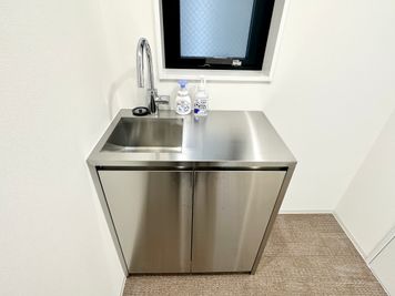 【会議室エリアの手前には流し台があり、除菌スプレーもご用意しています。手洗い場としてご利用ください】 - TIME SHARING 茅場町 FF日本橋茅場町ビル 4Fの設備の写真