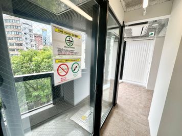 【会議室エリアの反対側にあるバルコニーは電子タバコ専用の喫煙所としてご利用いただけます】 - TIME SHARING 茅場町 FF日本橋茅場町ビル 4Fの室内の写真