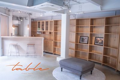 自社の家具職人が作った丸みを帯びた大型壁面収納。 - share space TABLE  share space TABLE(ﾀｰﾌﾞﾙ)の室内の写真