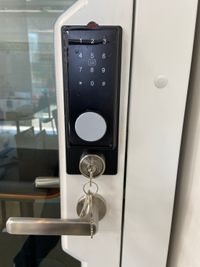 スマートロック
こちらを使用して開錠します。 - ドコモショップサテライト西大路五条店　テレワークブースの設備の写真
