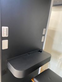 左スイッチ(上:換気扇　下:照明）
右電源（上：USBｘ２　下：100Vｘ３） - ドコモショップサテライト西大路五条店　テレワークブースの設備の写真