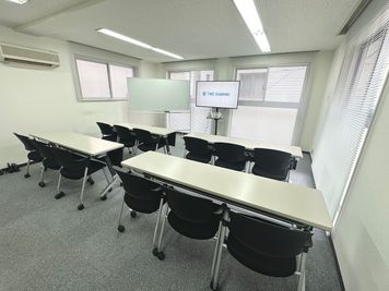 【少人数のセミナーなどでぜひご活用ください（レイアウト変更・原状復帰はお客様自身で行っていただきます）】 - 【閉店】TIME SHARING 小伝馬町 日本橋HRビル 【閉店】２階の室内の写真