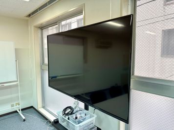 【モニターは55インチの大型なので、複数人で同じ画面を見るシーンで活用いただけます】 - 【閉店】TIME SHARING 小伝馬町 日本橋HRビル 【閉店】２階の設備の写真