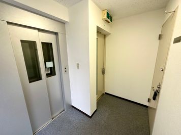 【エレベーターの横にある階段でも2階にアクセス可能です】 - 【閉店】TIME SHARING 小伝馬町 日本橋HRビル 【閉店】２階の入口の写真