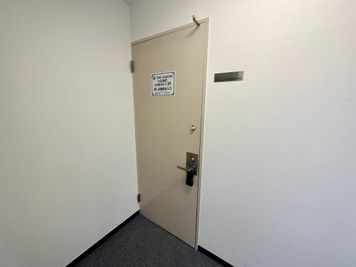 【エレベーターを降りると目の前が当会議室です】 -  TIME SHARING 小伝馬町 日本橋HRビル ２階の入口の写真