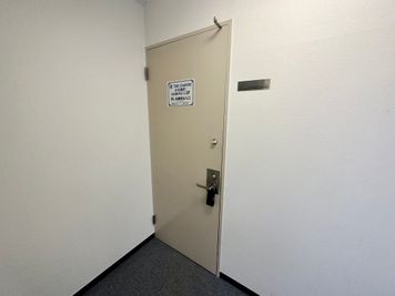 【エレベーターを降りると目の前が当会議室です】 - 【閉店】TIME SHARING 小伝馬町 日本橋HRビル 【閉店】２階の入口の写真