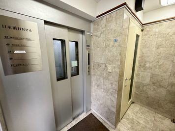 【入口から入るとすぐエレベーターがございますので、２階へお上がりください】 -  TIME SHARING 小伝馬町 日本橋HRビル ２階の入口の写真