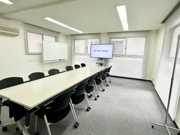 【窓にはブラインドを設置しているので、お好みに合わせて明るさを調整いただけます】 - 【閉店】TIME SHARING 小伝馬町 日本橋HRビル 【閉店】２階の設備の写真
