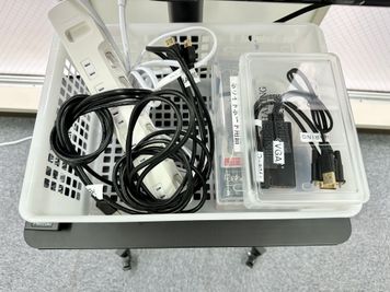 【モニター台には、ケーブルや変換器・延長コード・ホワイトボード用の備品などをまとめています】 - 【閉店】TIME SHARING 小伝馬町 日本橋HRビル 【閉店】２階の設備の写真