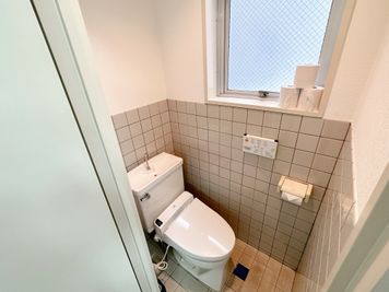 【室内に男女共用トイレが1つございます】 - 【閉店】TIME SHARING 小伝馬町 日本橋HRビル 【閉店】２階の設備の写真