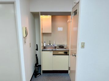 【室内には独立した流し台があり、除菌スプレーとハンドソープをご用意しています】 - 【閉店】TIME SHARING 小伝馬町 日本橋HRビル 【閉店】２階の設備の写真