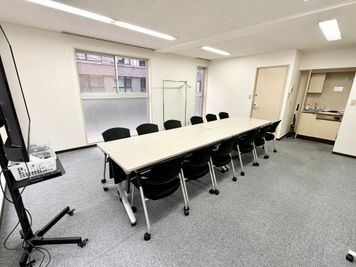 【対面で着席できるので、会議や打ち合わせにオススメです】 - 【閉店】TIME SHARING 小伝馬町 日本橋HRビル 【閉店】２階の室内の写真