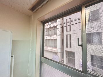 【窓を開けて換気可能です】 -  TIME SHARING 小伝馬町 日本橋HRビル ２階の設備の写真
