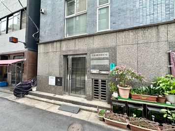【「日本橋HRビル」という看板の横に、ビルの入口がございます】 -  TIME SHARING 小伝馬町 日本橋HRビル ２階の入口の写真