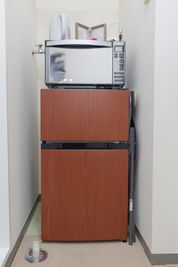 冷蔵庫、電子レンジ、ケトル - 👑リオンズ柏駅前👑完全個室🌺エステ💆‍♀️リラク・整体 設備充実駅近レンタルサロンの設備の写真