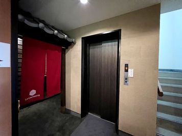 京都会議室 四条烏丸貸会議室京都高辻ビル 会議室の入口の写真