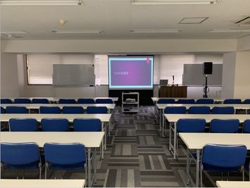 置き型スクリーン、プロジェクター利用の場合 - 【リロの会議室】水道橋　４階 【リロの会議室】後楽水道橋　4階会議室の設備の写真