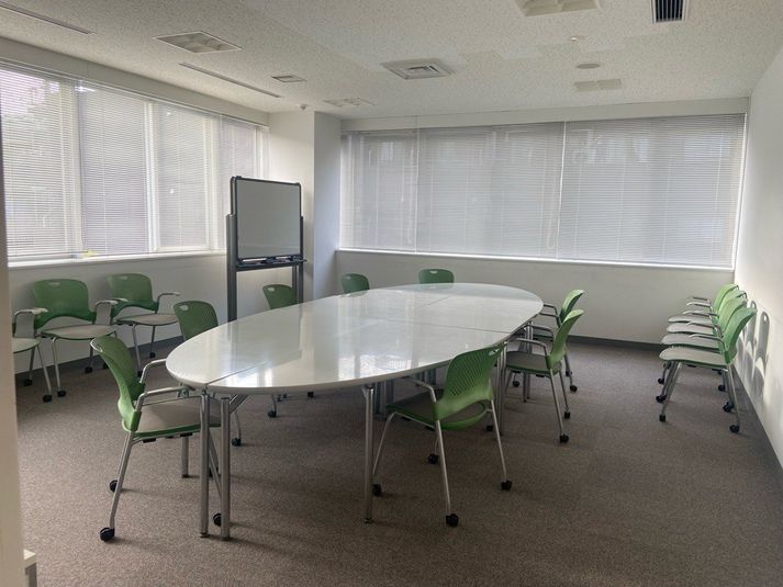 人数に合わせて広さが変えられる可変式テーブルを設置 - M SQUARE（エムスクエア） ミーティングルームＣの室内の写真