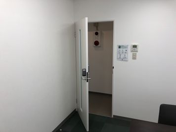 神戸駅前コワーキングスペース Suki_ma（スキマ）  [ M-２]　貸会議室 by Suki_ma の入口の写真